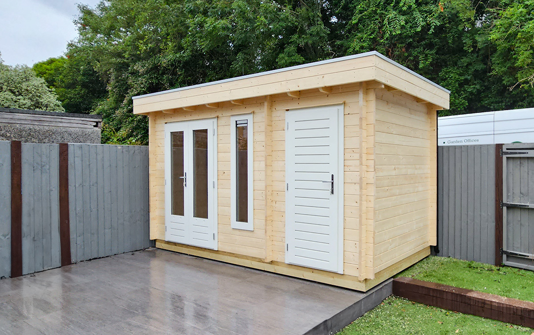 Flat roof log cabin with shed