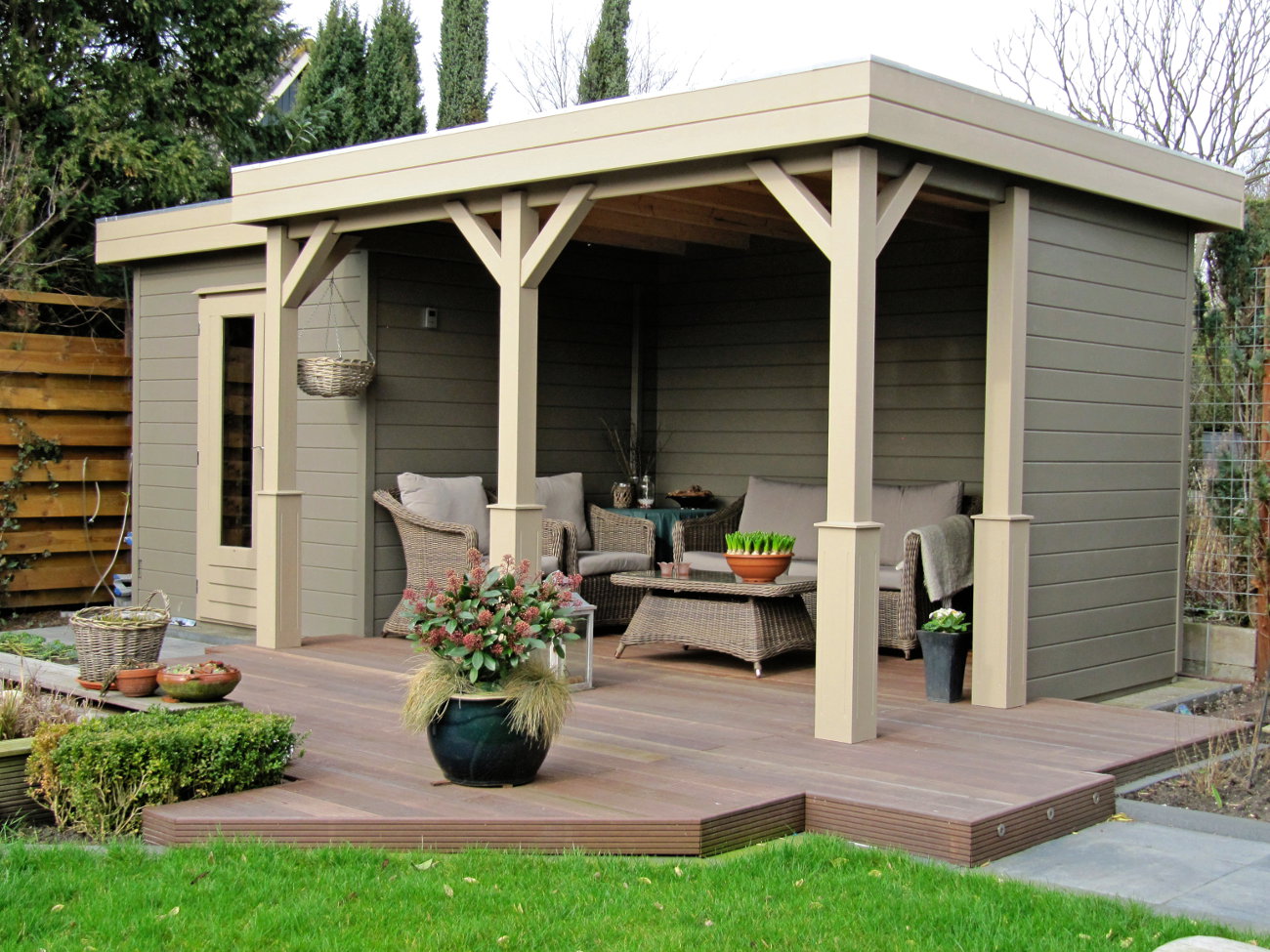 garden building painted